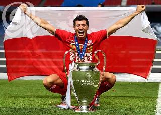 ليفاندوفسكي ينافس رونالدو وميسي على جائزة 2020