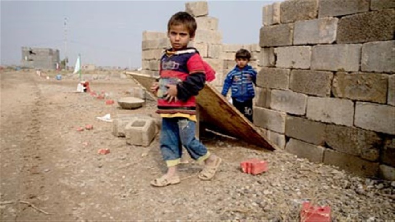 الغارديان: أطفال يمشون بين حقول الألغام للوصول الى مدارسهم في الفلوجة