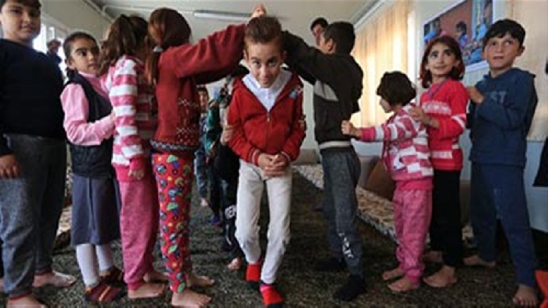 منظمة دولية توفر جلسات علاج نفسي لأطفال وآباء نازحين في المخيمات