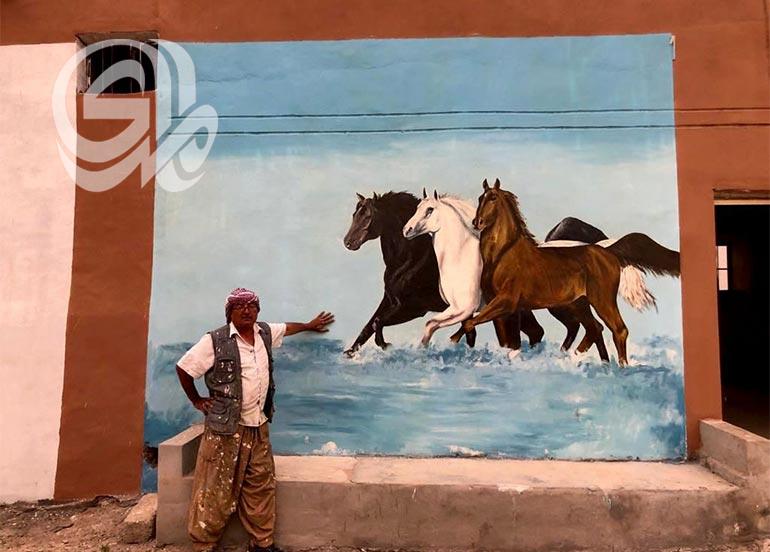 فنان عراقي يزيّن ساحة قريته باللوحات الج