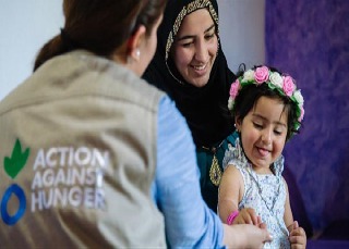 منظمة دولية تساعد أمهات نازحات على تعلم حرفة لبناء حياتهن من جديد
